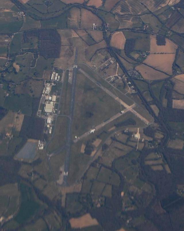 从空中俯瞰今日的顿斯福德机场,这里曾是霍克飞机制造公司的试飞场