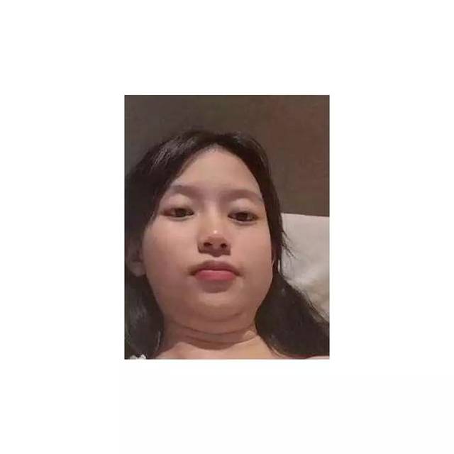 表情包选手 照片里的少女,肤白貌美 而看到这张自己拍的双下巴表情包