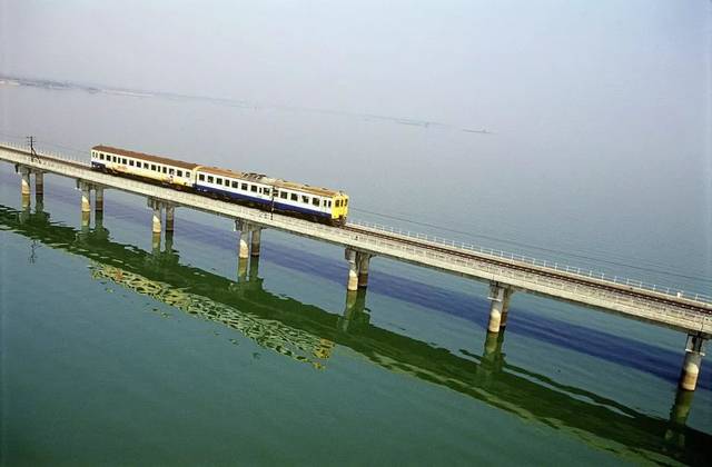 桂河大桥,东方快车和水上列车等,坐火车穿过泰国的山和大海攻略