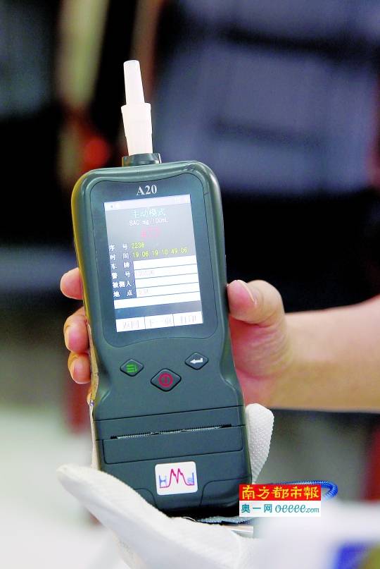志愿者服用10毫升藿香正气水后,酒精测试仪显示数值为477m g/100m l.