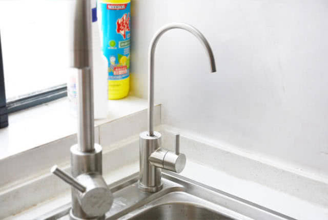 关掉家中的总水阀,利用三通球阀对净水器的进水口和厨房本身的水龙头