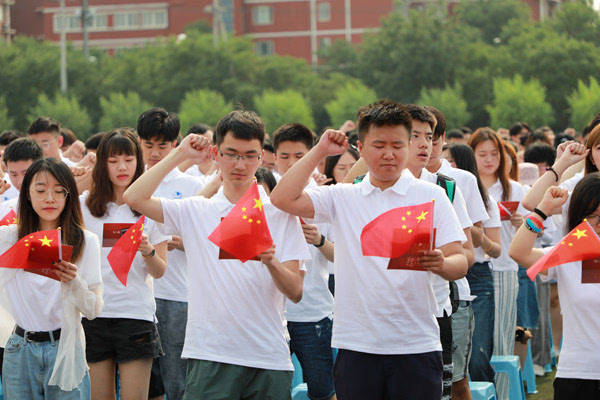 图为北京邮电大学2019届学生毕业典礼上,学生宣誓