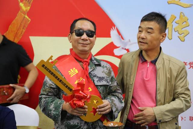 战斗英雄史光柱走进金星社区讲述《英雄事迹》