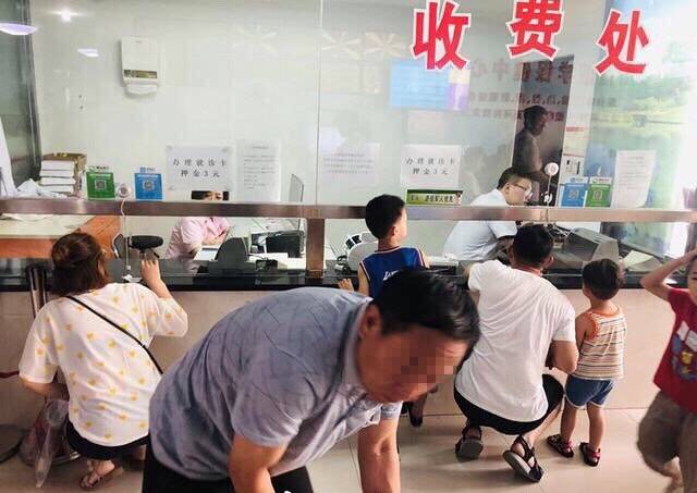 保定一医院收费窗口低矮,院方:方便患儿家属已固定椅子