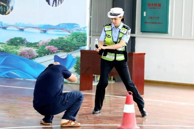 手枪、催泪喷射器、伸缩警棍齐上阵 全区交警