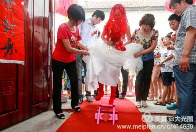 新娘手里拿着一块白布上面缠着一缕麻,寓意为公婆养老送终(披麻戴孝)