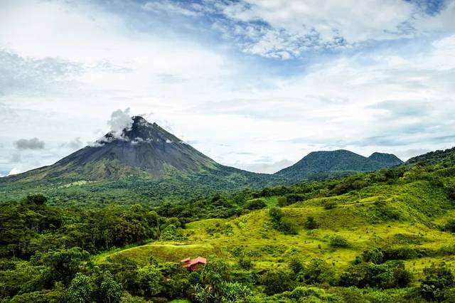 哥斯达黎加 整个国家拥有约120座火山 依拉苏火山是哥国最高的活火山