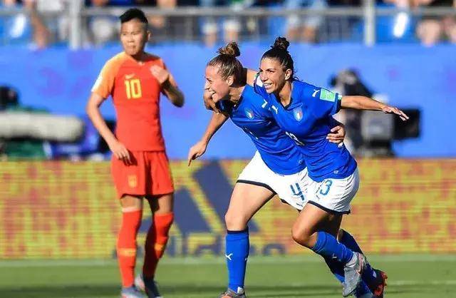 女足创淘汰赛最差成绩,贾秀全要不要留任?黄健