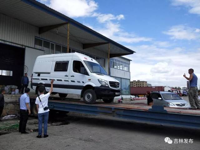 吉林省首张临时入境机动车号牌在珲春开出