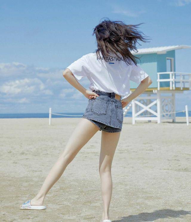 李宣美开启夏日秀腿模式,白衬衫搭配黑色泳衣好性感,身材真好
