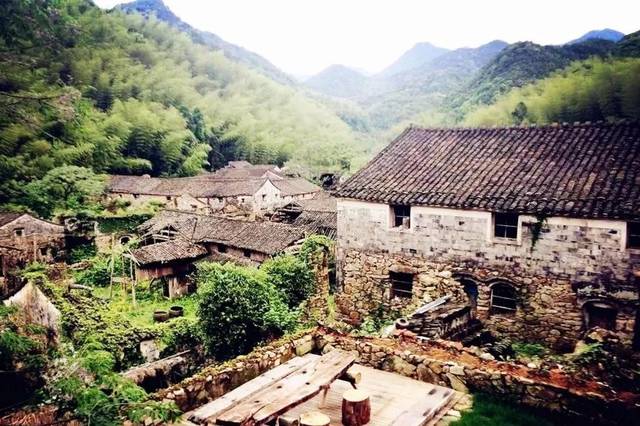 黄石坦村是括苍镇内一座颇有盛名的石头村,位于方溪水库源头,九台沟