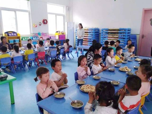 幼儿园吃饭乖的孩子,不仅得老师青睐,也更优秀