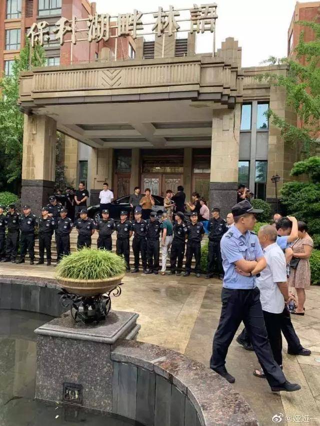 绍兴柯桥某楼盘出事了!现场连警察,电视台都来了