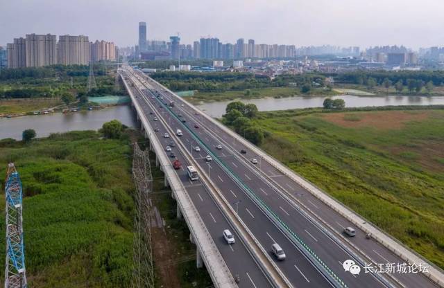 府河大桥拓宽工程通车后,极大缓解了武汉北大门的交通压力 郭良朔