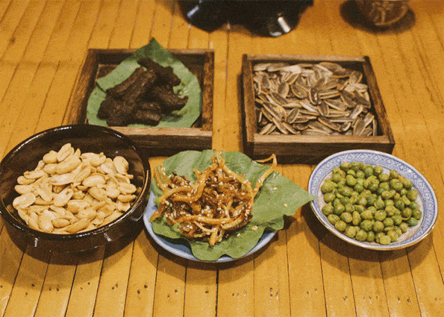 拿起一块,核桃肉和葡萄干存在感十足,让人越嚼越香. ▼