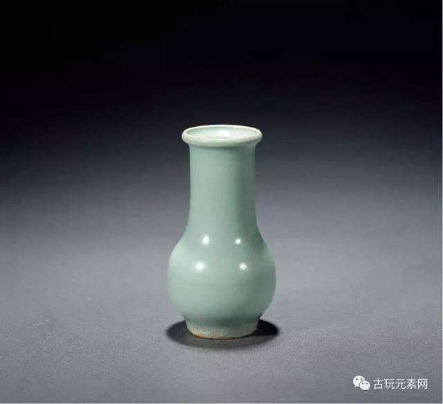 1918 南宋·龙泉窑粉青釉长颈瓶 估价rmb: 120,000-150,000  高:15cm