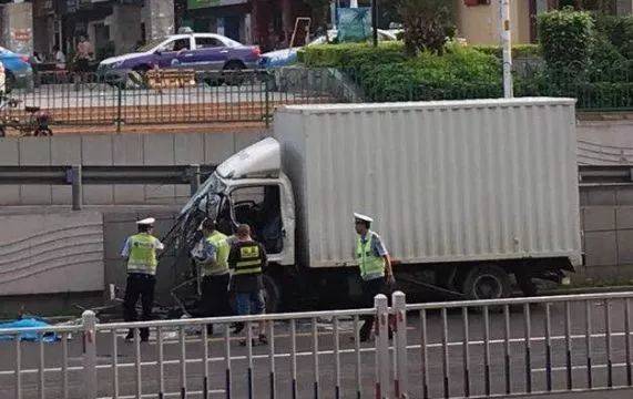 厦门接连突发两起车祸!1死2伤!太可怕!司机都看看