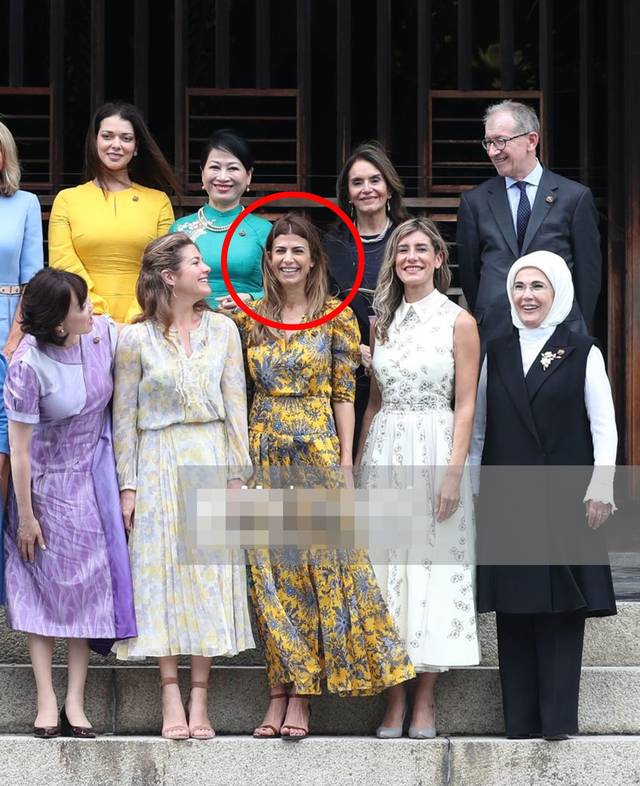 18位第一夫人合影留恋,梅姨老公加入其中,和姐妹一同挥手好可爱