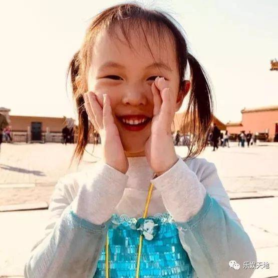 央视主持人杨帆大方晒自己女儿照片,亲子游故宫,爱女之情溢于言表