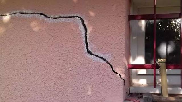 活久见!法国高温将达45度!4省红色警报、中考延迟、房子出现裂