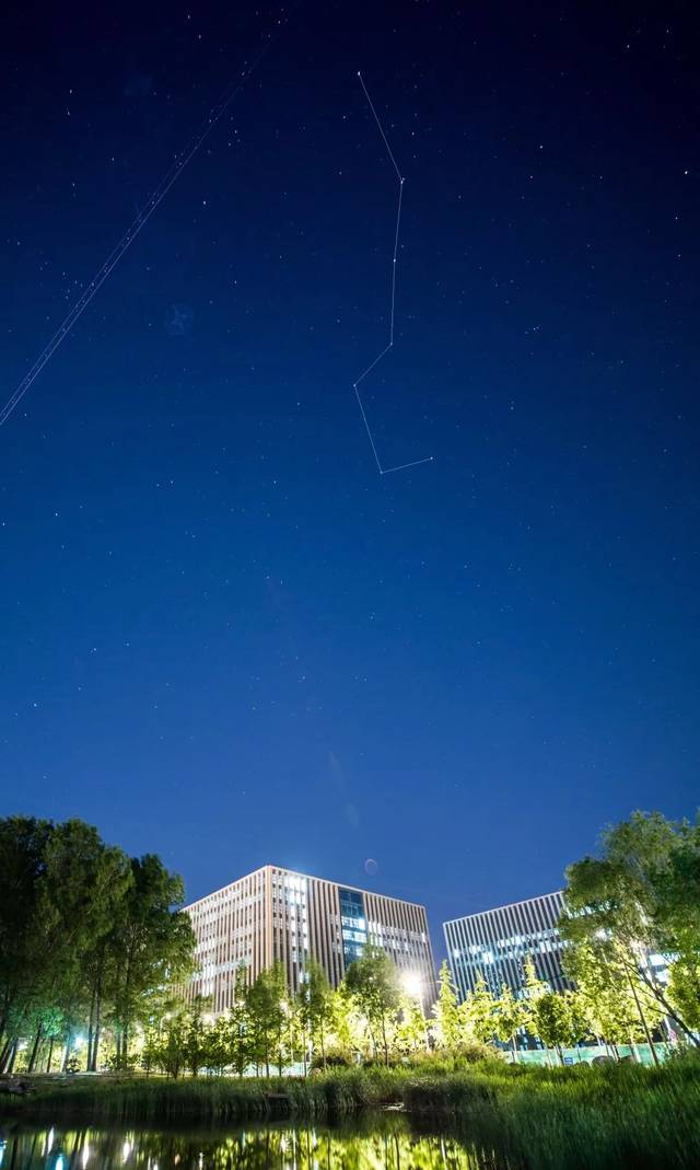 田文浩 摄 夜晚的沙航是那样静谧 仰望星空的北航学子 继续不懈追梦