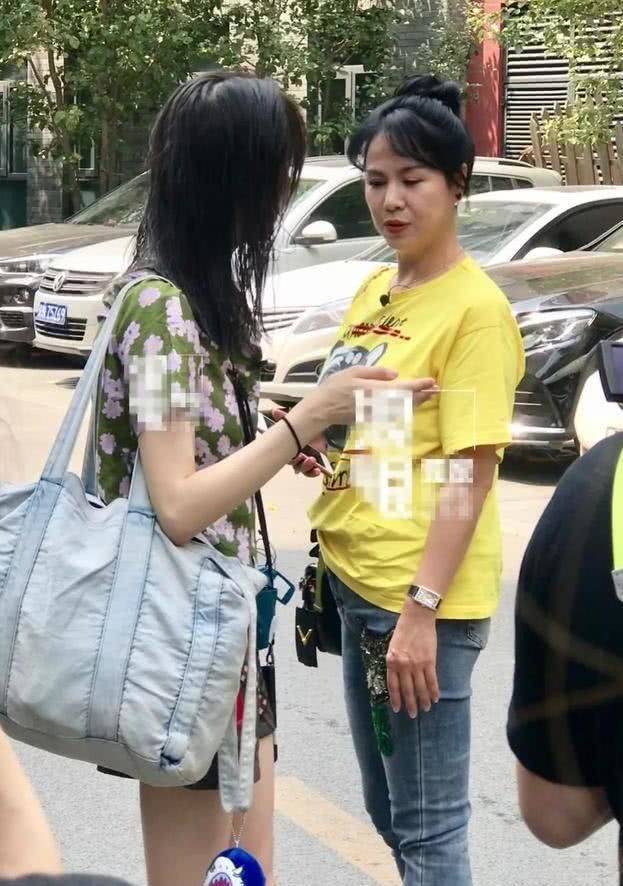 27岁郑爽与妈妈街头同框,素颜出镜少女感爆棚,妈妈打扮真时髦!