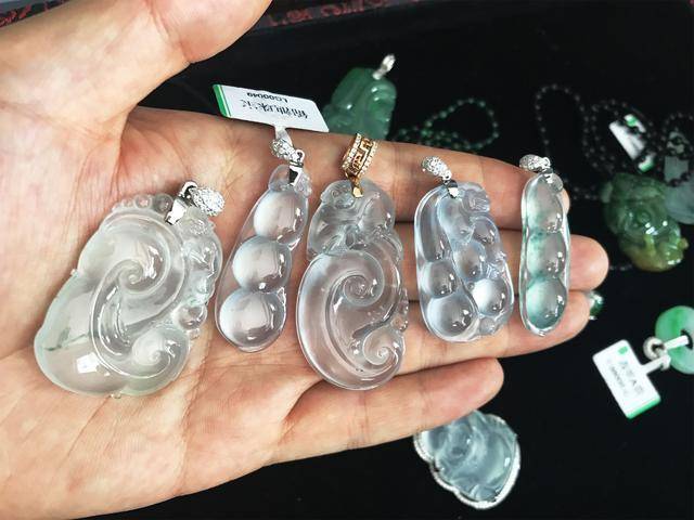 高冰玻璃种翡翠成品,胶凝感很强,照片很难拍出来那种感觉!