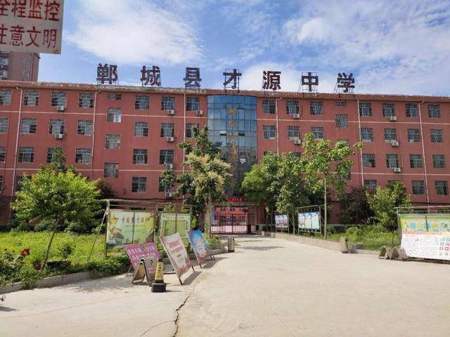 6月25日上午,记者赶到郸城县才源中学采访.