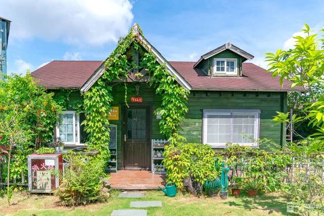 被茂盛的绿叶包裹起来的小房子 就可以成为小木屋最漂亮的衣服