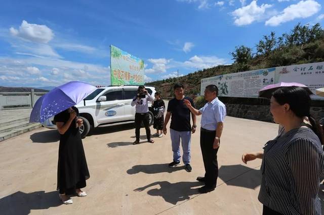 2019年6月28日,陈建春在会理县鹿厂镇铜矿村石榴田园综合体调研