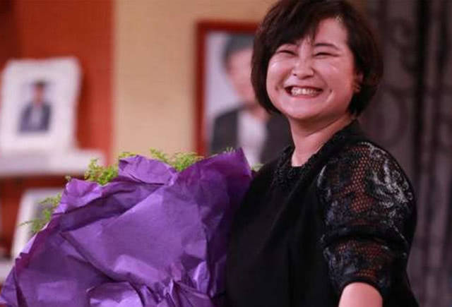 贾玲隐婚6年,丈夫近照曝光全网沸腾,网友:这夫妻相绝了!