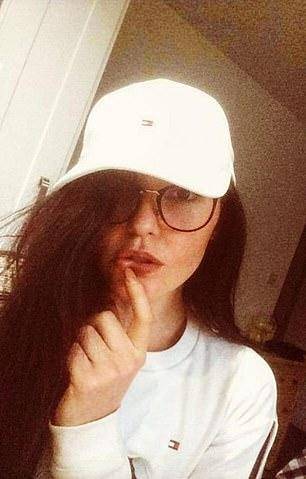 英国美女主播直播性表演意外将自己勒死,观众