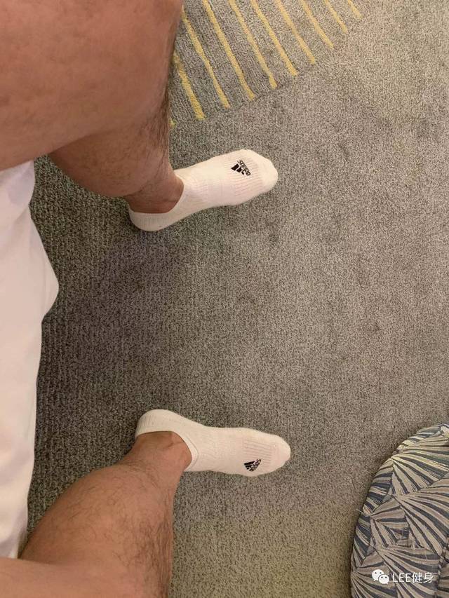 偷窥了25位肌肉男的多毛腿,真的比女人的腿细吗?