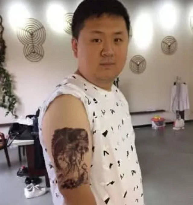 贾玲隐婚6年,丈夫近照曝光全网沸腾,网友:这夫