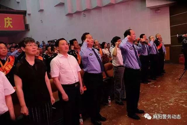 民警滕明旭带来的男声独唱《黑白照片》 即使没有鲜花簇拥, 依然一肩