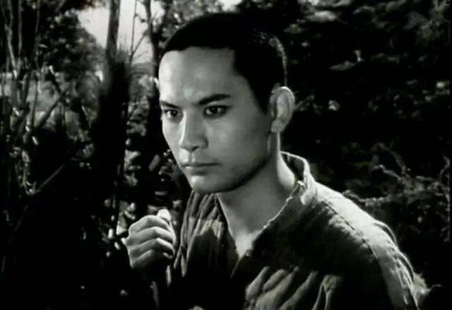 还记得电影《难忘的战斗》里被秤砣袭击的小战