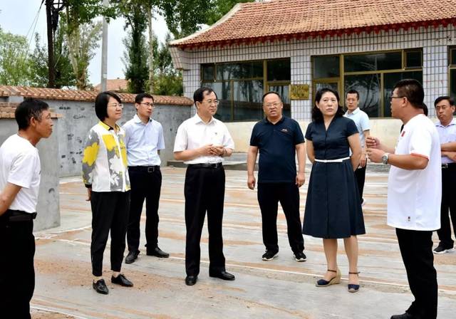 市委常委组织部长宋涛冒雨赴新荣区慰问调研