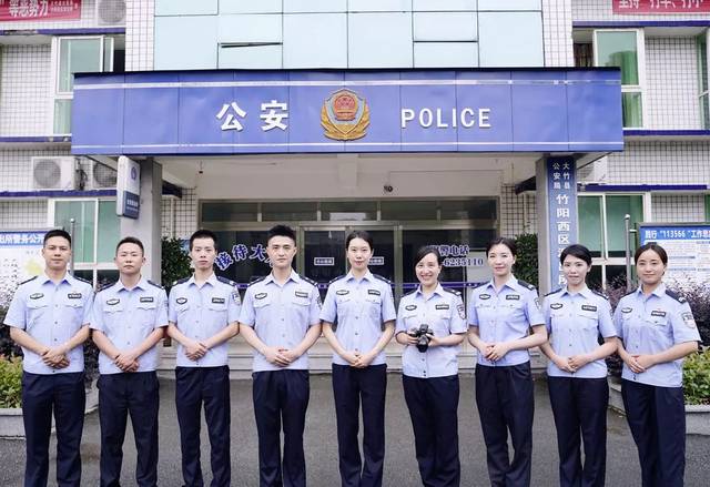 大竹警察小哥男扮女装,走红全网!现实生活中却这么帅气!