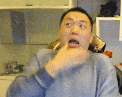 在人类的食物已经被吃过一遍之后,有人开始表演吃灯泡.