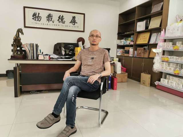 香港富二代浪子回头,终成中国版护垫侠