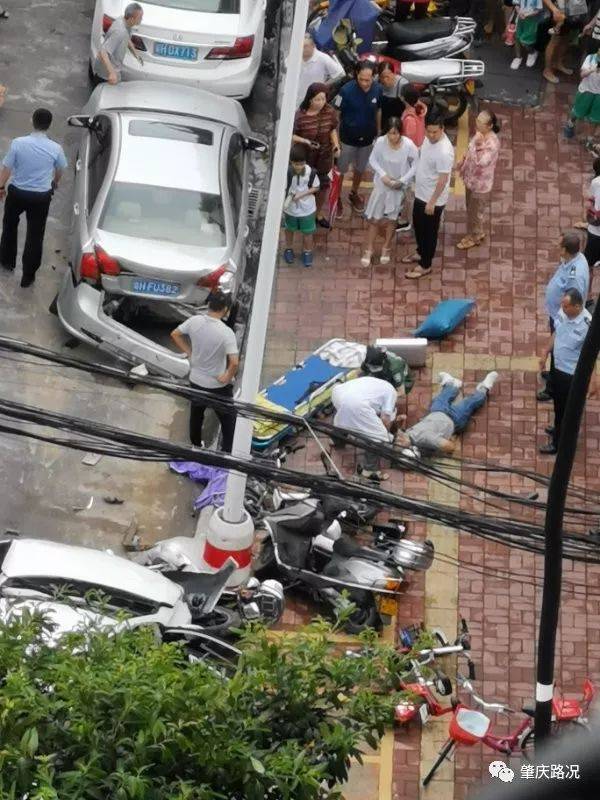 事故发生后 派出所民警快速出动 在现场维持秩序 和救治伤者 有人