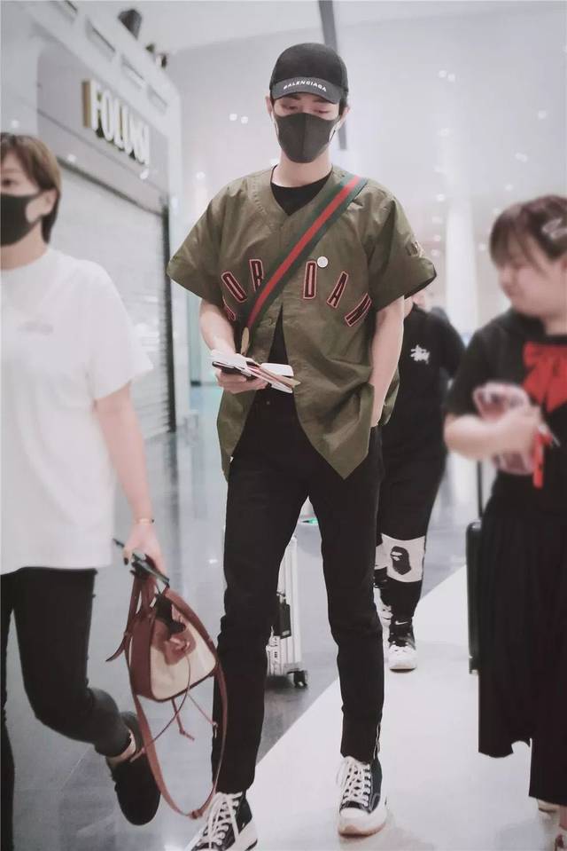 《陈情令》肖战机场穿搭火了?他平时穿搭也可做男生穿衣范本的啊