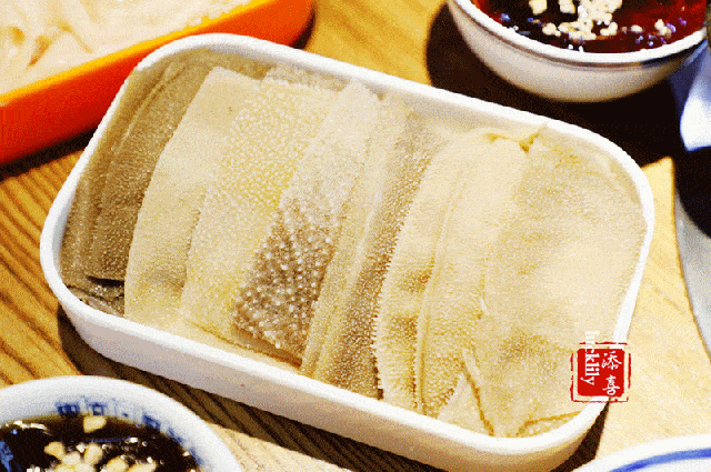 除了串串,火锅菜也很丰富,毛肚,牛百叶,九尺鹅肠,黄喉,脑花,甚至还有