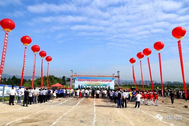 今天,设在华塘街道螺蛳滩的龙山县分会场彩旗飘扬,锣鼓阵阵,热闹喜庆