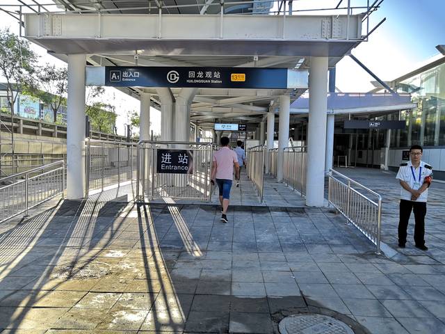 10座车站均已开工,已有3座车站(新发地站,积水潭站,草桥站)完成封顶