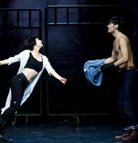 买水军黑前妻,蹭完前女烈焰公益服友热度就跑,现在他娶了个90后娇妻?