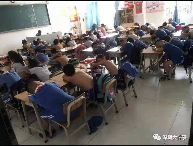 学生热到光膀子,老师却吹空调!