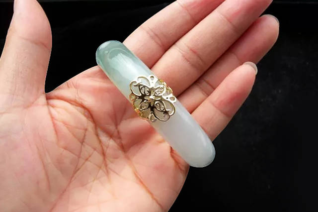 目前 金镶玉 是翡翠手镯最为常见的修复方法,因为金玉镶嵌是一种传统