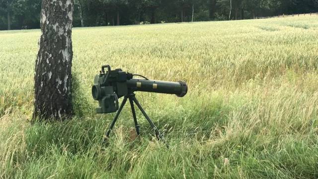 荷兰军人德国演习又遗留了武器