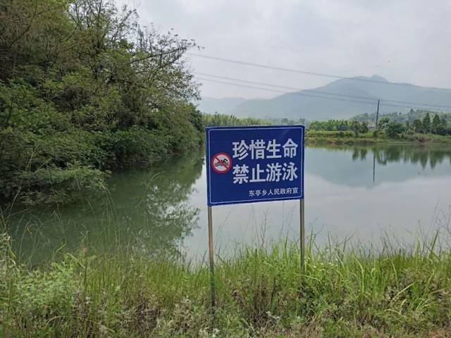 在各塘坝,水库均设有防溺水安全警示牌